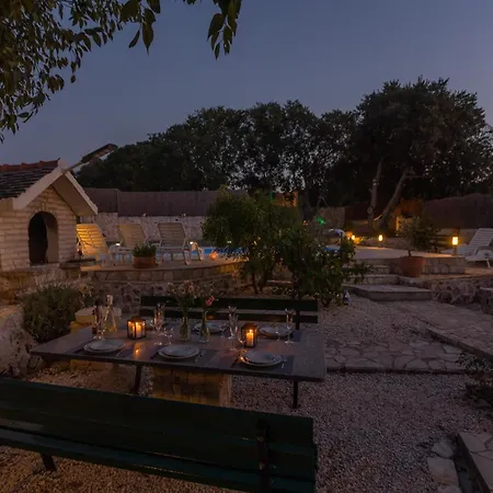 Daire Stone Nikola *